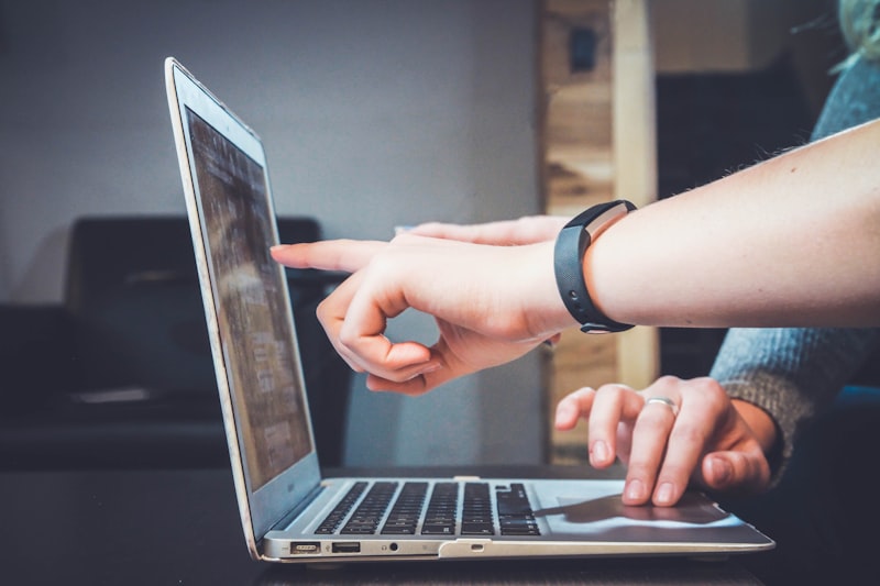 Online-Lernplattform auf einem Monitor, die verschiedene Kursmodule zeigt