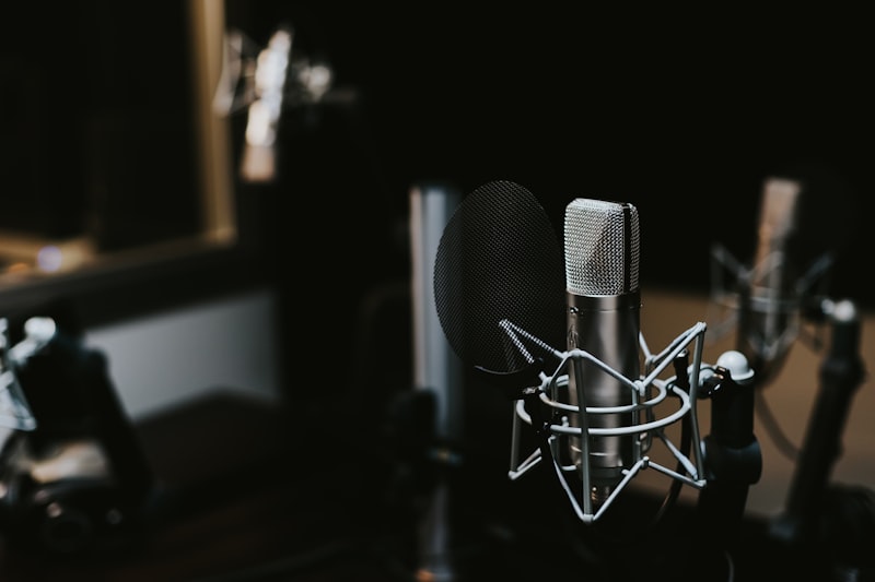 Podcaster spricht in ein professionelles Studiomikrofon während der Aufzeichnung